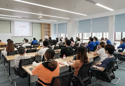 在工作中不斷學(xué)習(xí)，在學(xué)習(xí)中不斷進(jìn)步